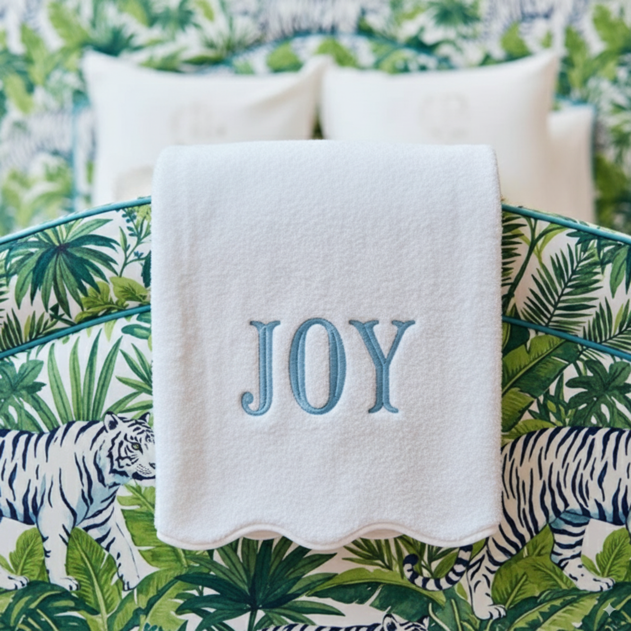 Luxury Scallop Piping Bath Towel